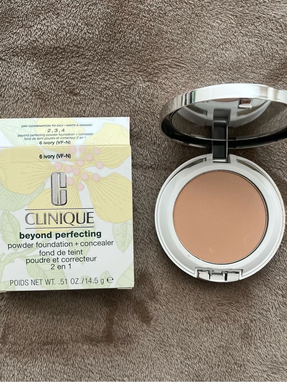 Clinique Beyond Perfecting Foundation + Concealer Compact - Natural Beige Tone